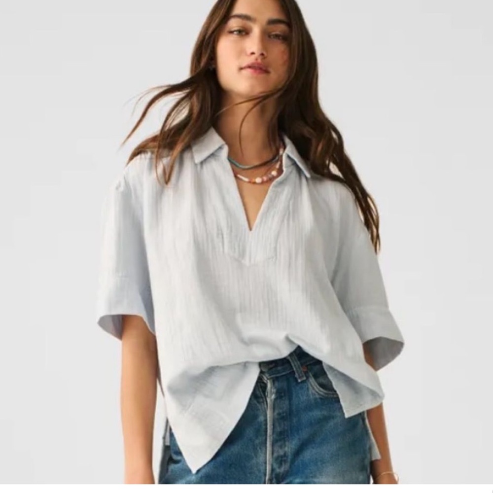 Faherty Dream Cotton  Wren Top V Neck Light Blue Size M, excellent condition